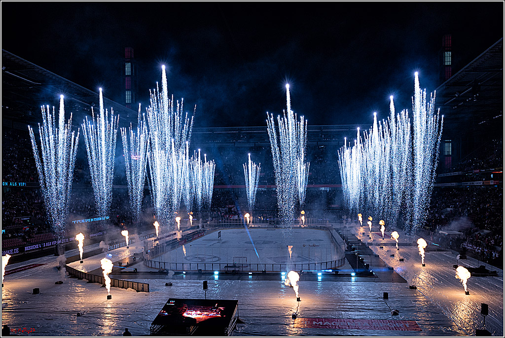 PENNY DEL WINTER GAME;  Kölner Haie - Adler Mannheim; Köln, 03.12.2022